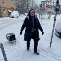 Gregor Hartz zieht einen Schlitten, beladen mit einer Kiste geretteten Essens.
