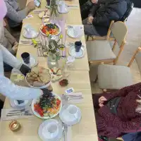 Ab etwa 12 Uhr gibt es ein kleines Frühstück